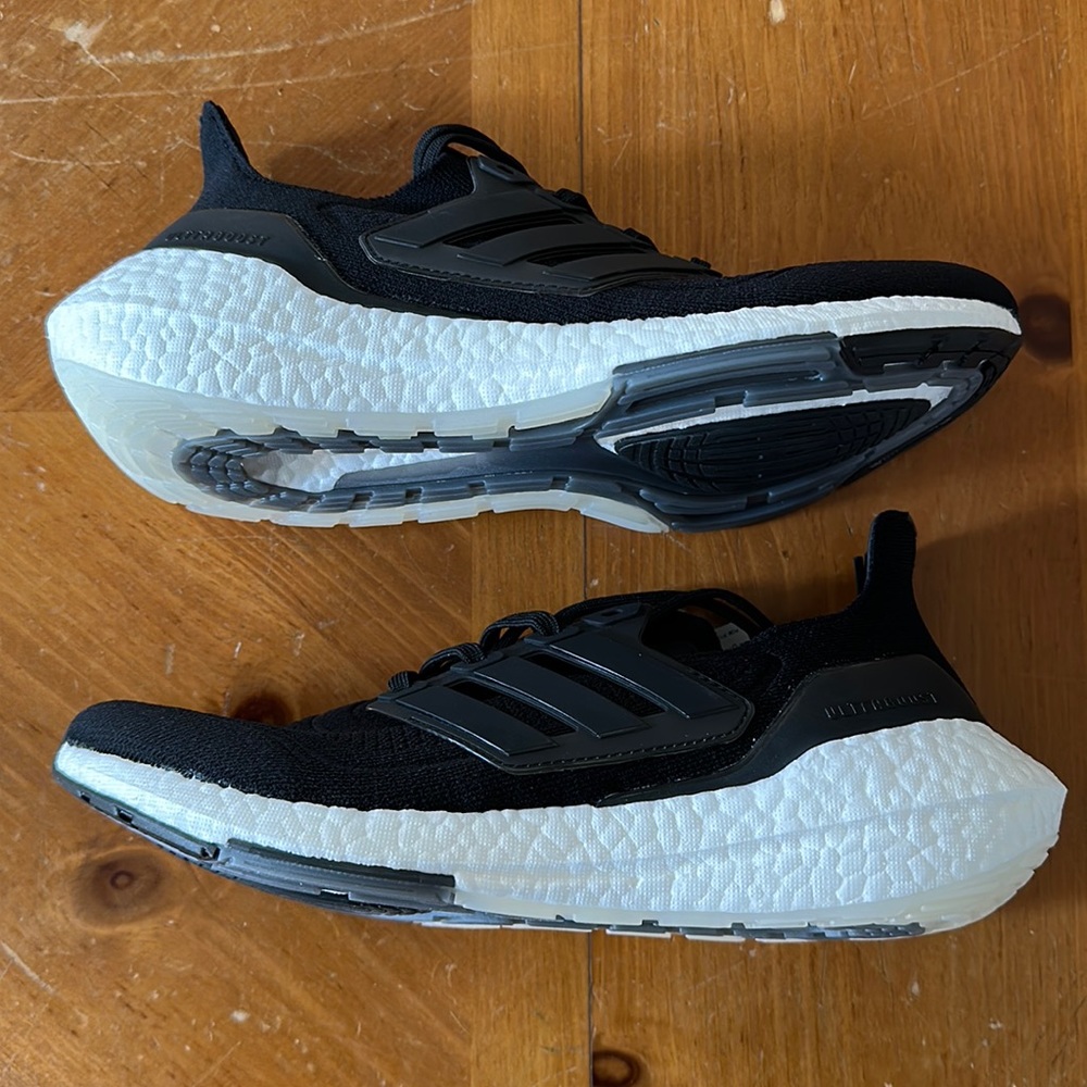 Men’s Adidas Sneakers UltraBoost 21 Core Black / White FY0378 Size 9 NEW